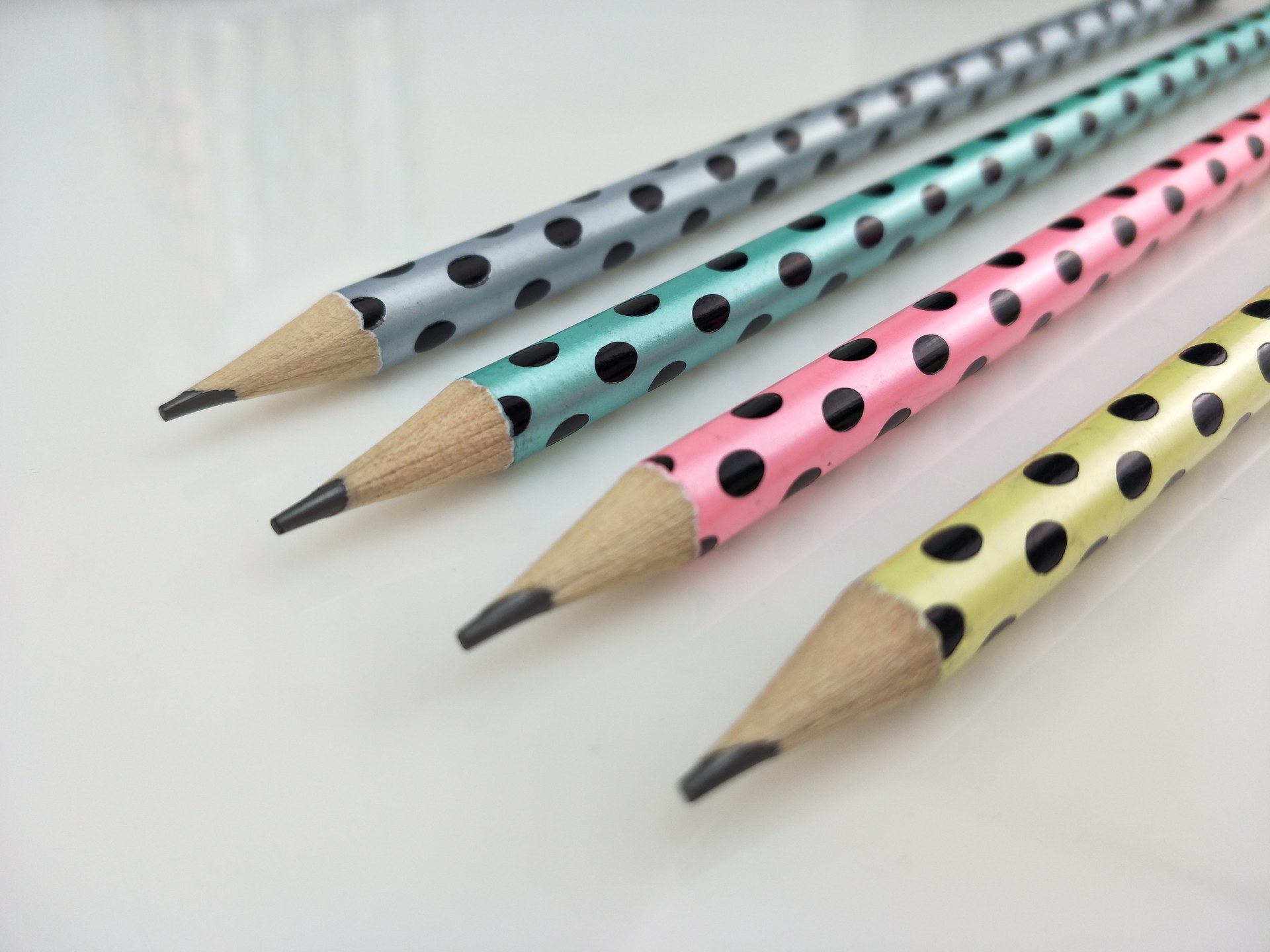 Grafitne olovke HB-šarene